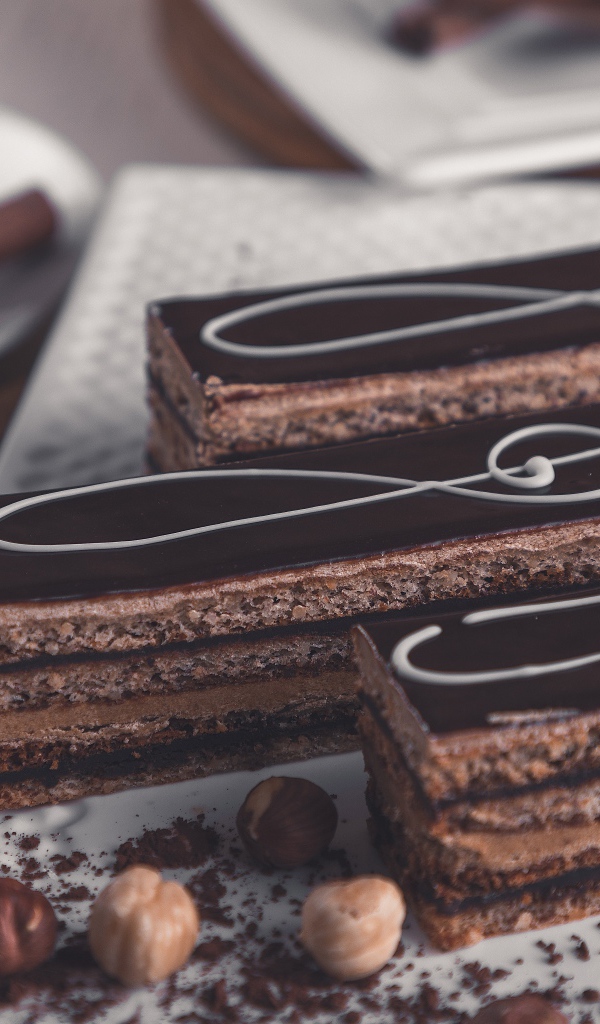 Пирожное мелодия на столе с орехами и чаем