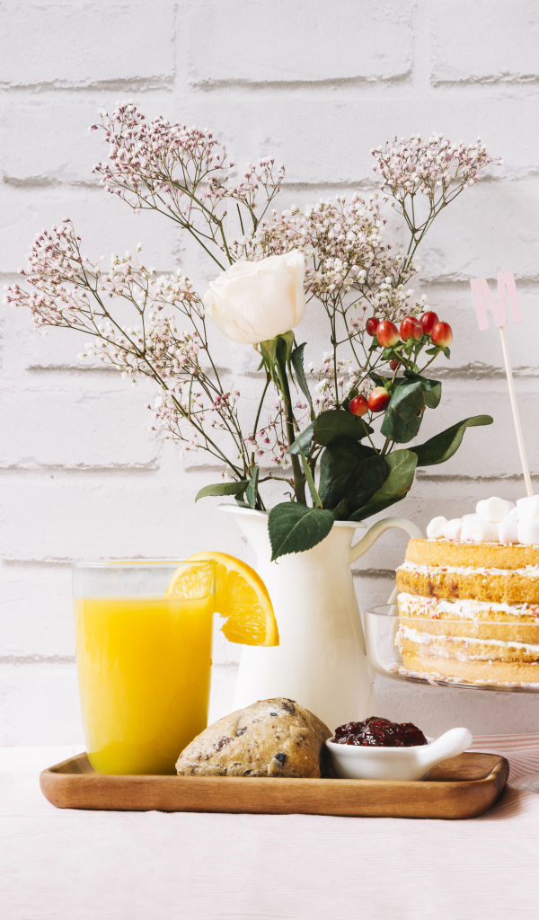 Торт с цветами кексом и соком для мамы