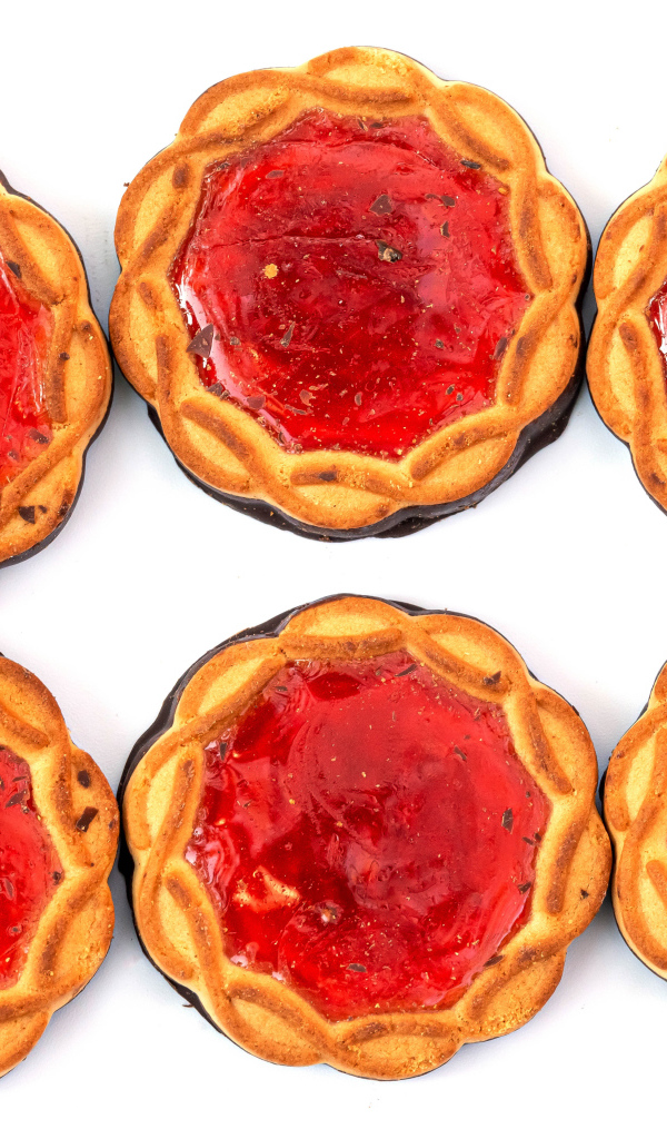 Пирожное с джемом на белом фоне