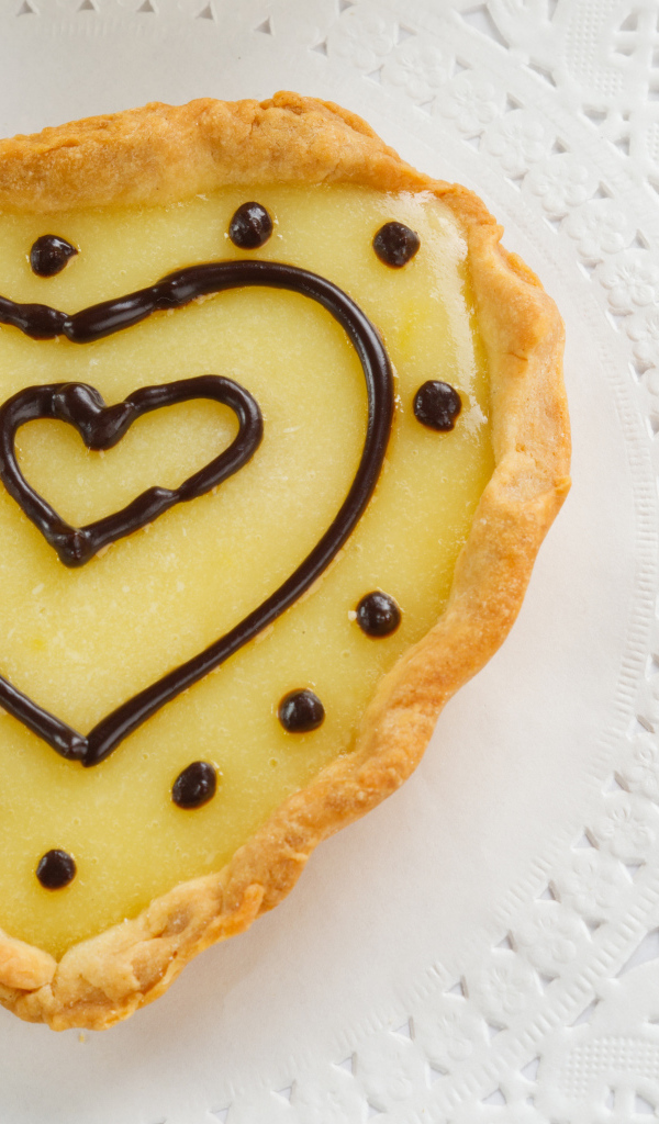 Пирожное с лимонным кремом и шоколадом на столе 