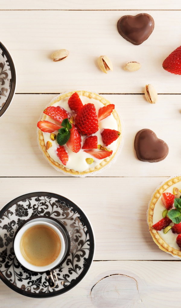 Пирожные с клубникой на столе с кофе