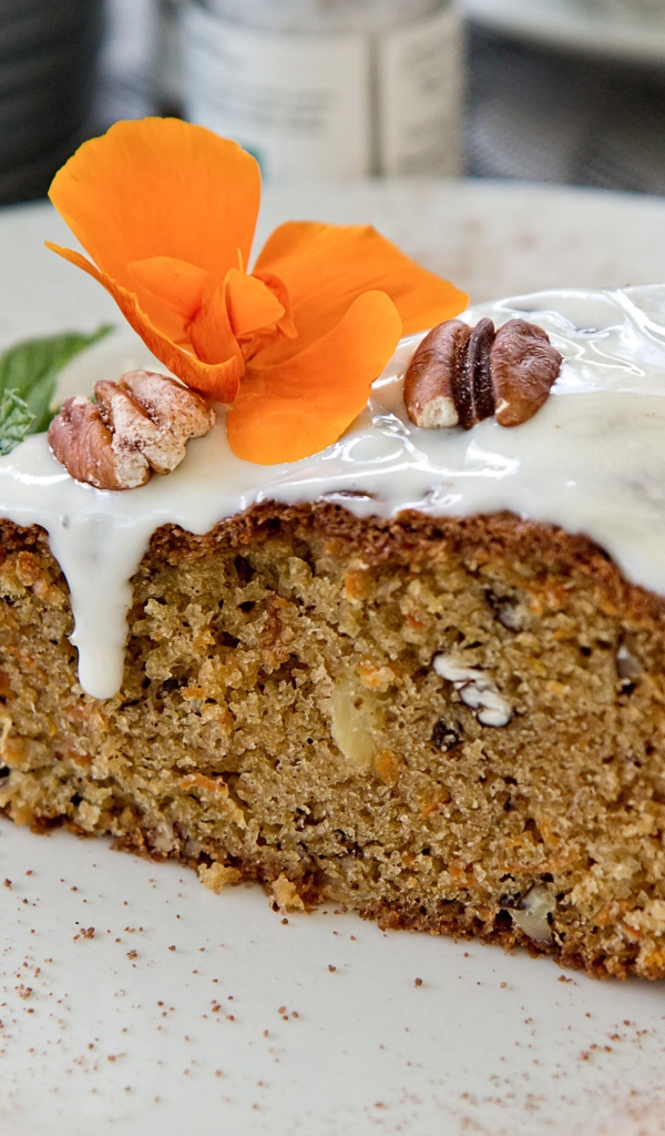 Морковный торт с орехами на тарелке 