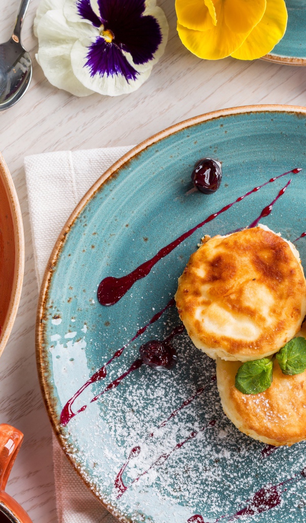 Сырники на тарелке с джемом 