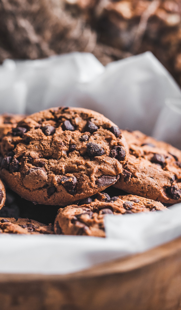 Печенье с шоколадной крошкой на столе 