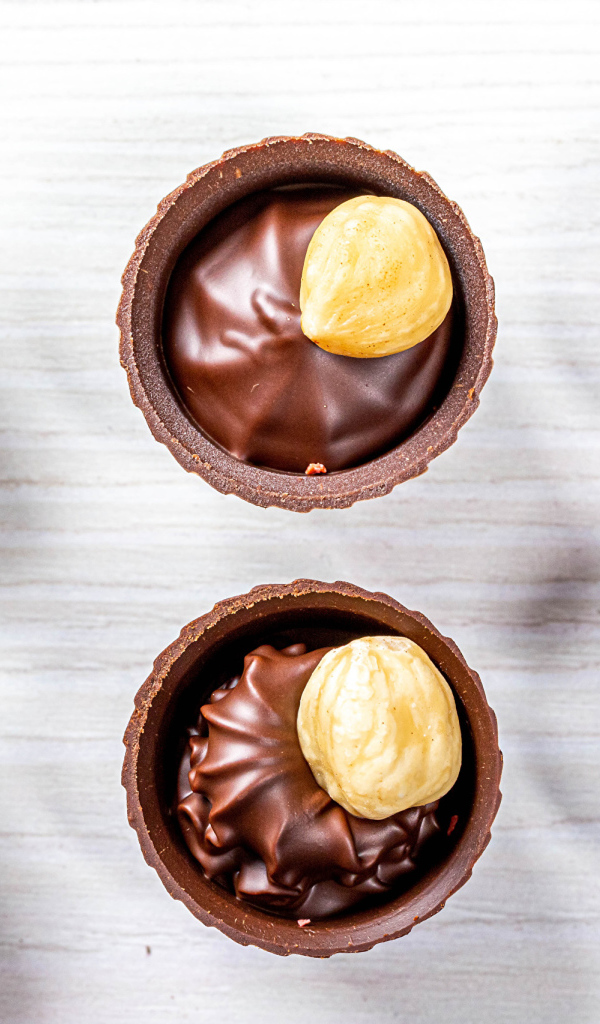 Шоколадные конфеты с фундуком на столе