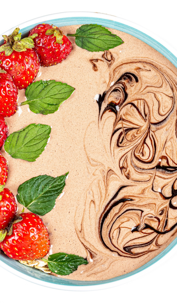 Шоколадный десерт с ягодами клубники на белом фоне