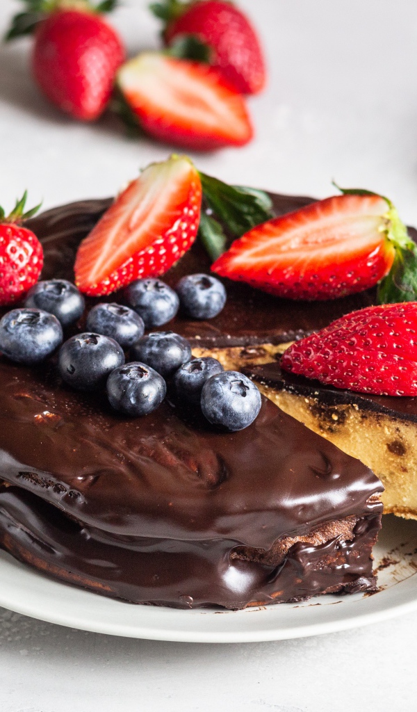 Пирог в шоколаде с ягодами черники и клубники 