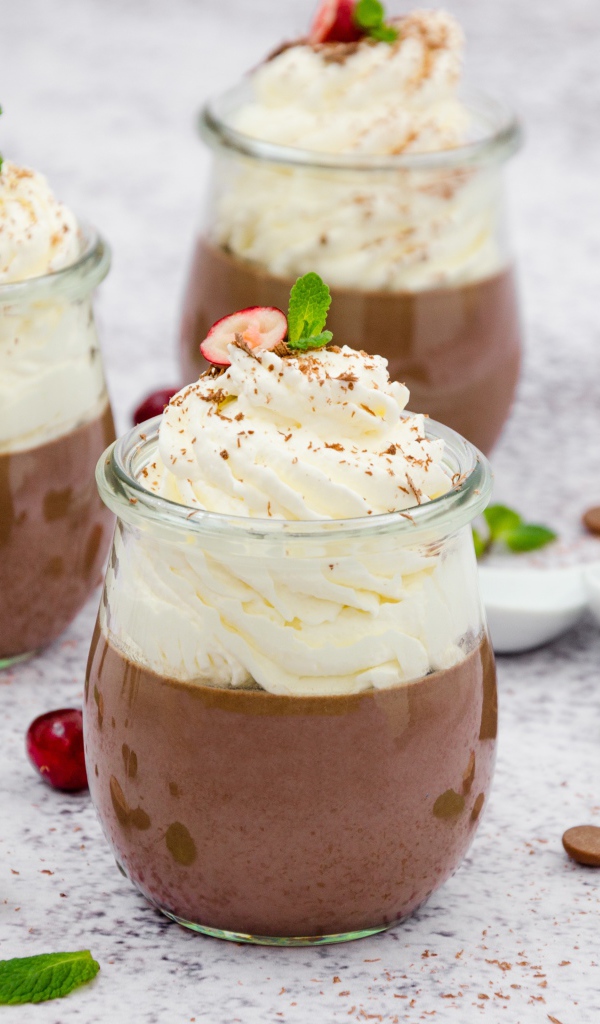 Шоколад со сливками в баночках на столе 