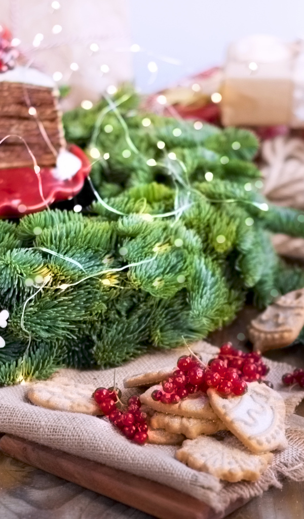 Рождественский венок с тортом на столе с печеньем 