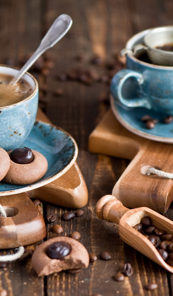 Кофе на столе с печеньем и кофейными зернами