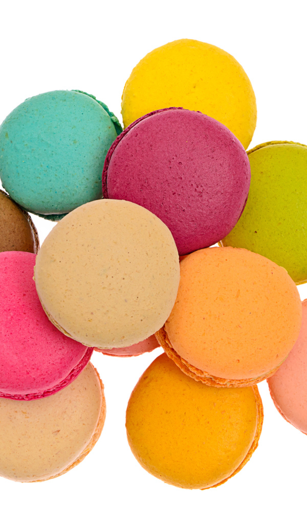 Разноцветный десерт макарун на белом фоне