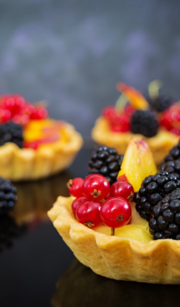 Печенье с кремом и свежими ягодами черники  и красной смородины