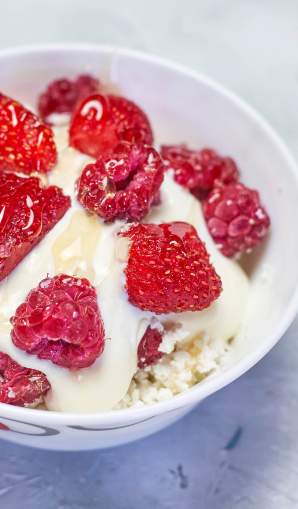 Творог со сметаной и ягодами малины