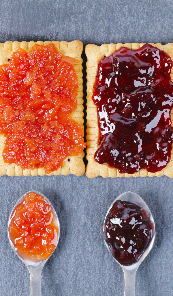 Крекеры с джемом и шоколадной пастой на столе 