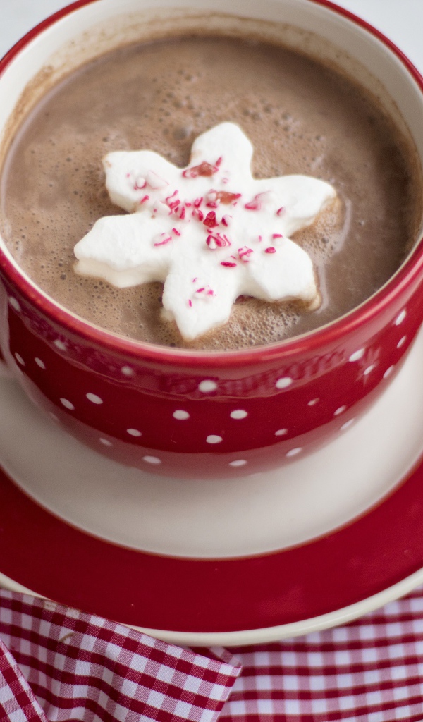 Чашка горячего шоколада с маршмеллоу на столе 