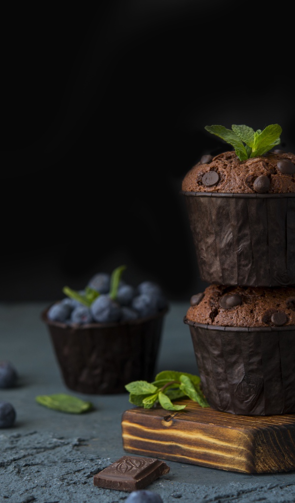 Кексы с шоколадом на столе с ягодами черники на столе 