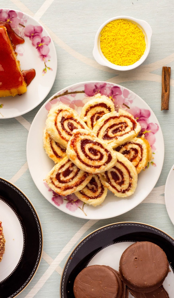 Вкусные аппетитные десерты на столе