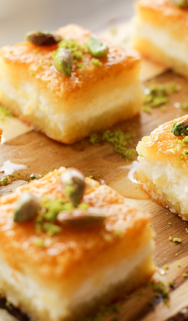 Вкусное пирожное с творогом и фисташками