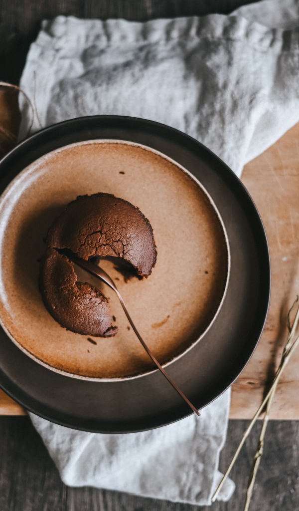 Вкусный шоколадный кекс на тарелке 