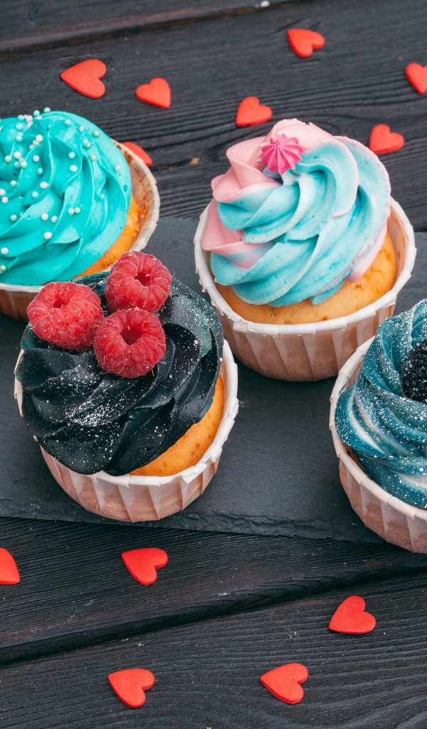 Вкусные кексы с разноцветным кремом 