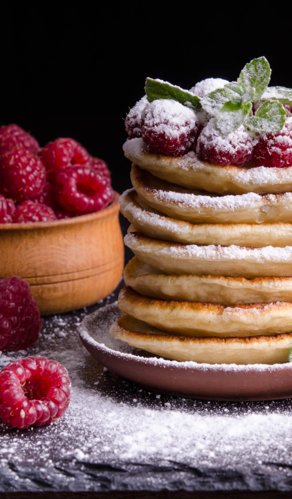 Вкусные пышные оладьи с сахарной пудрой и малиной