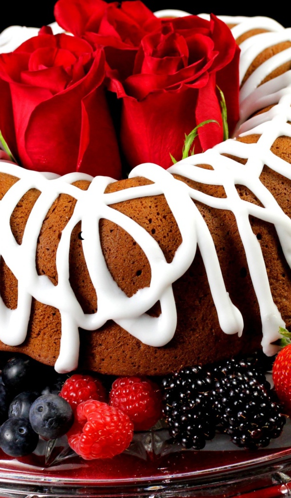 Вкусный пирог на блюде с ягодами и розами