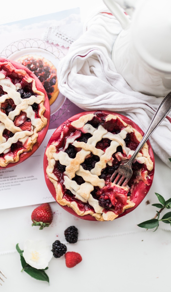 Десерт с ягодами на столе с чаем 