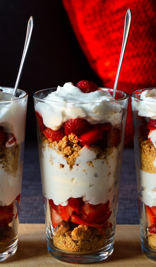 Десерт с хлопьями, ягодами клубники и йогуртом