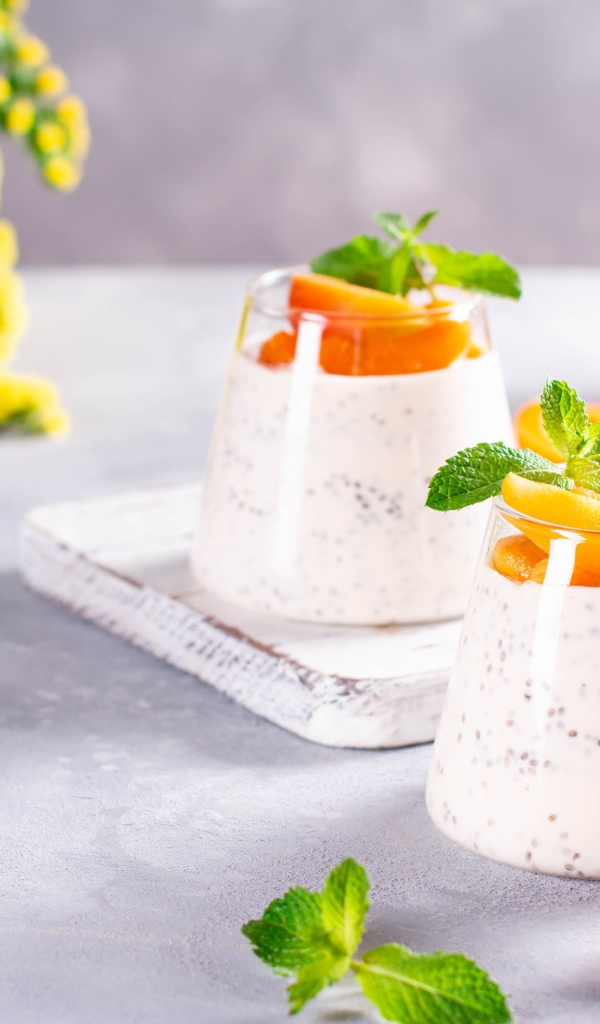 Десерт с ягодам годжи и спелыми абрикосами 