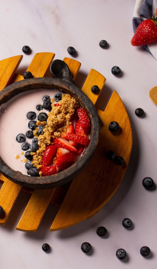 Десерт с йогуртом и ягодами клубники и черники 