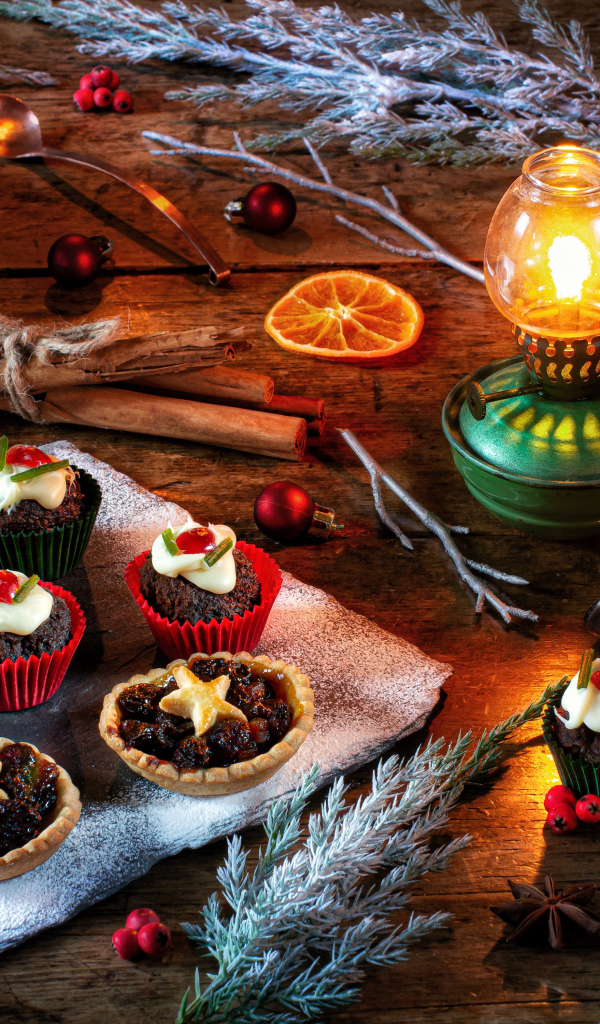 Разные кексы на столе с лампой и кофе