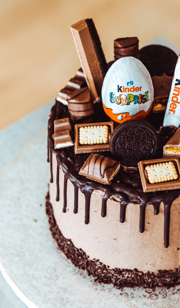 Праздничный шоколадный торт украшен сладостями