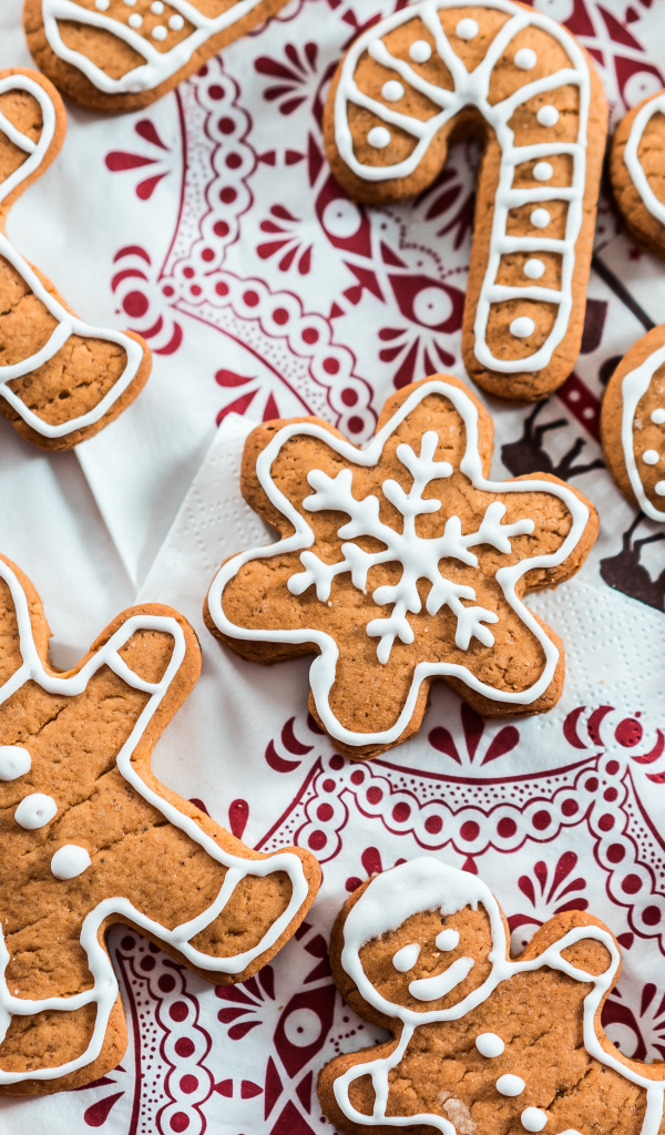 Праздничное печенье с глазурью на столе 