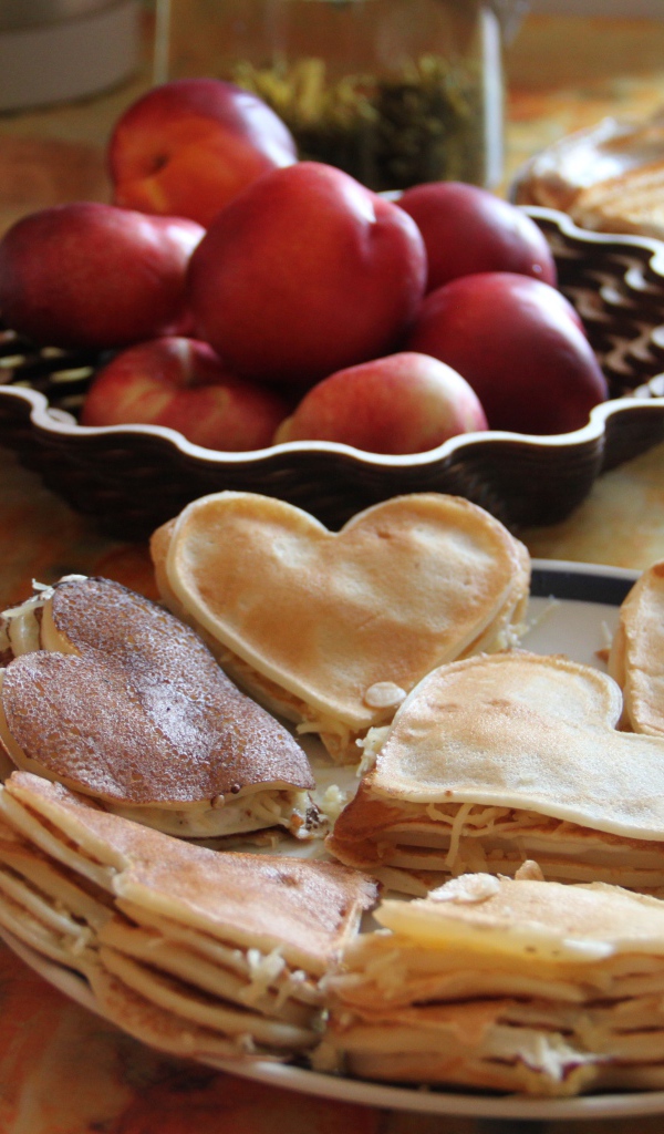 Блины с начинкой на столе с нектарином