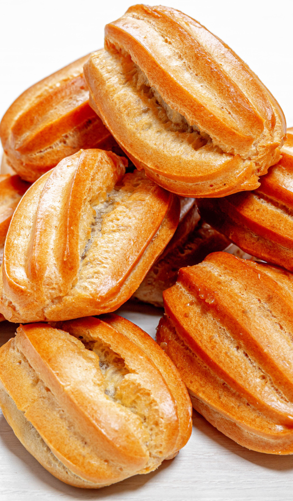 Свежие эклеры на белом фоне