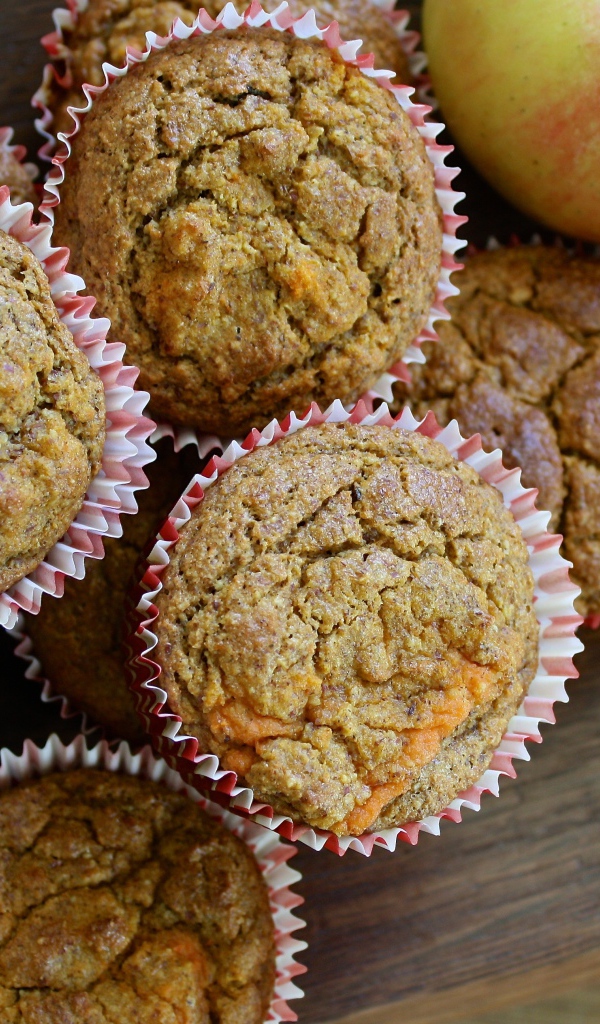 Свежие кексы на столе с яблоками