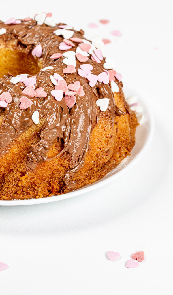 Аппетитный кекс с шоколадом и конфетами в форме сердца 