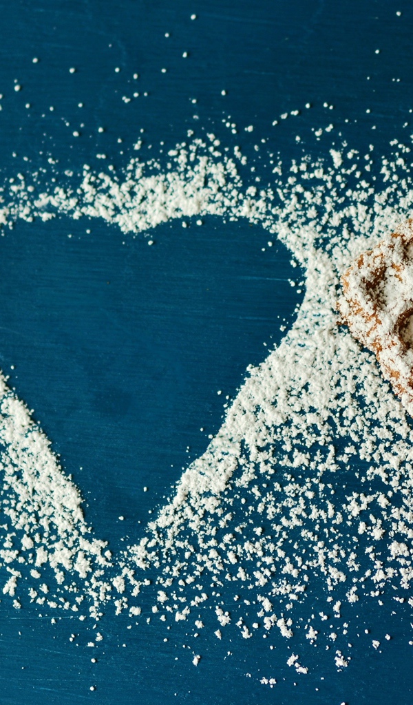 Печенье в форме сердца посыпанные сахарной пудрой