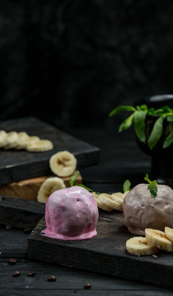 Шарики мороженого на столе с кусочками банана