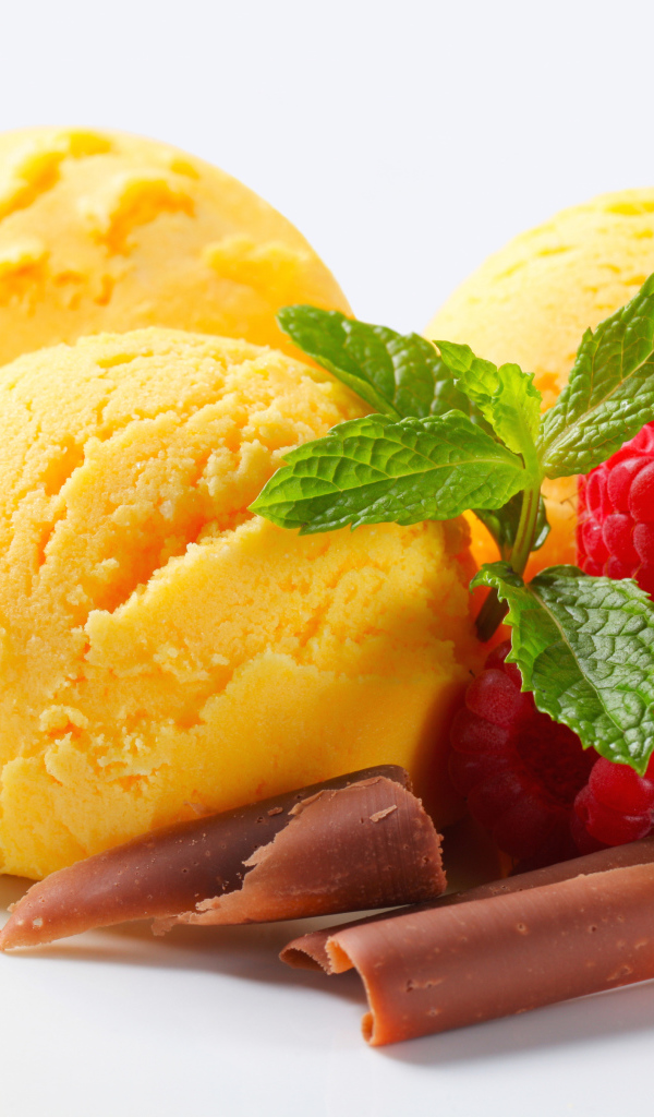 Шарики мороженого с малиной, шоколадом и мятой на белом фоне