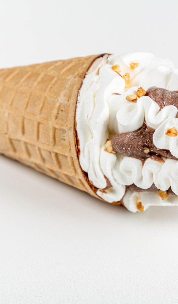 Мороженое рожок с орехами и шоколадом