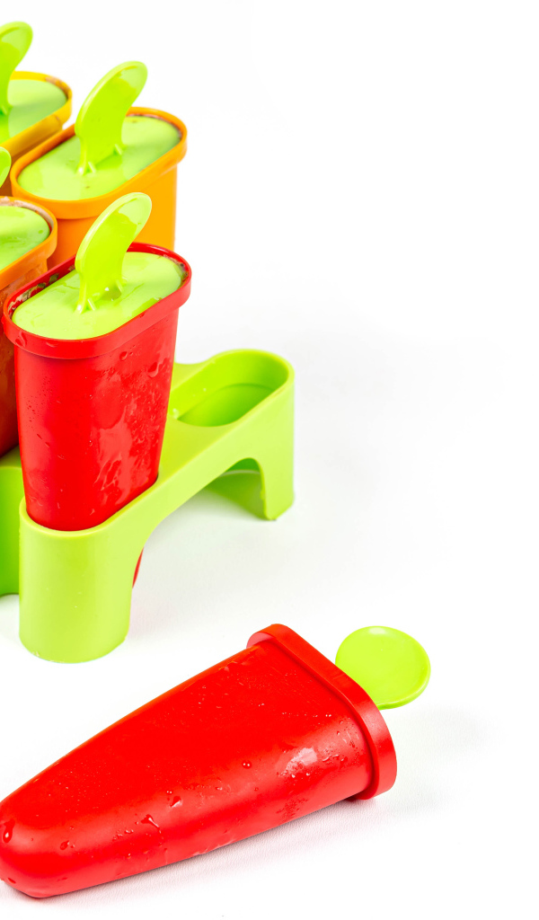 Формочки для мороженного на сером фоне