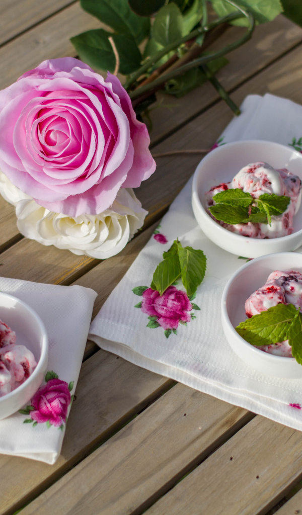 Мороженое на столе с розовой розой 