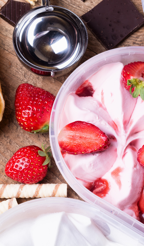 Мороженое на столе с клубникой и шоколадом