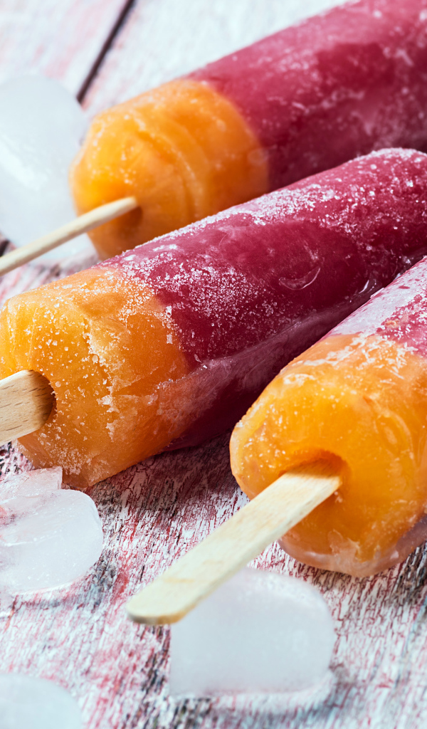 Мороженое фруктовый лед на деревянном столе 