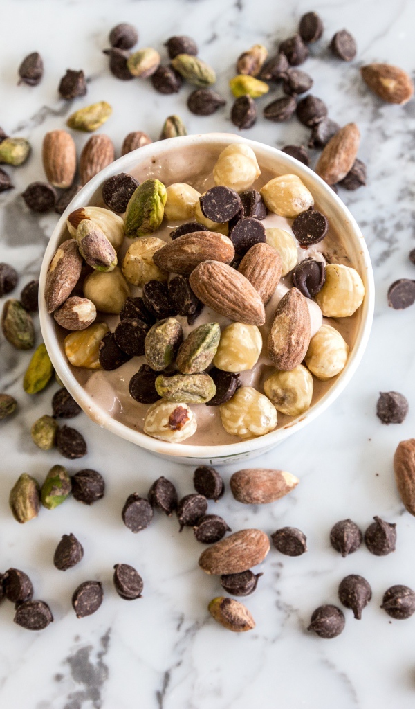 Мороженое с орехами и шоколадными каплями