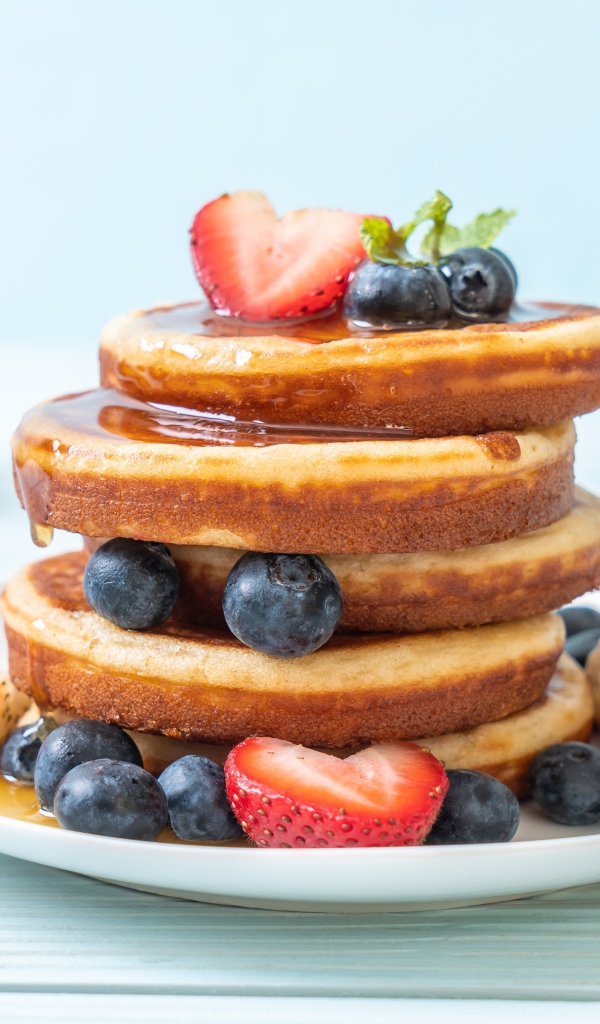 Пышные оладьи с ягодами черники, клубники и медом 