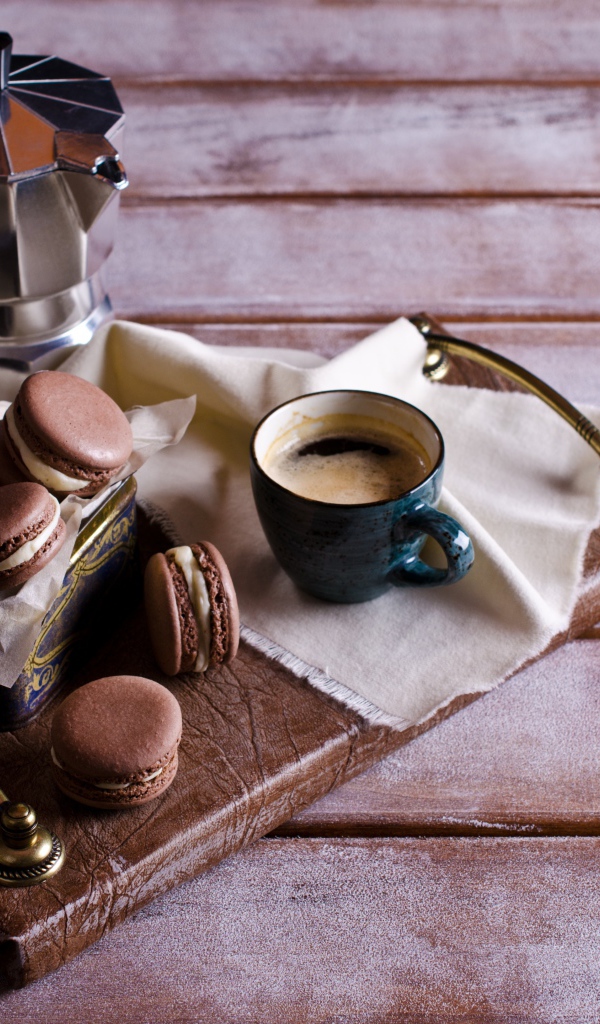 Печенье макарун на столе с кофе