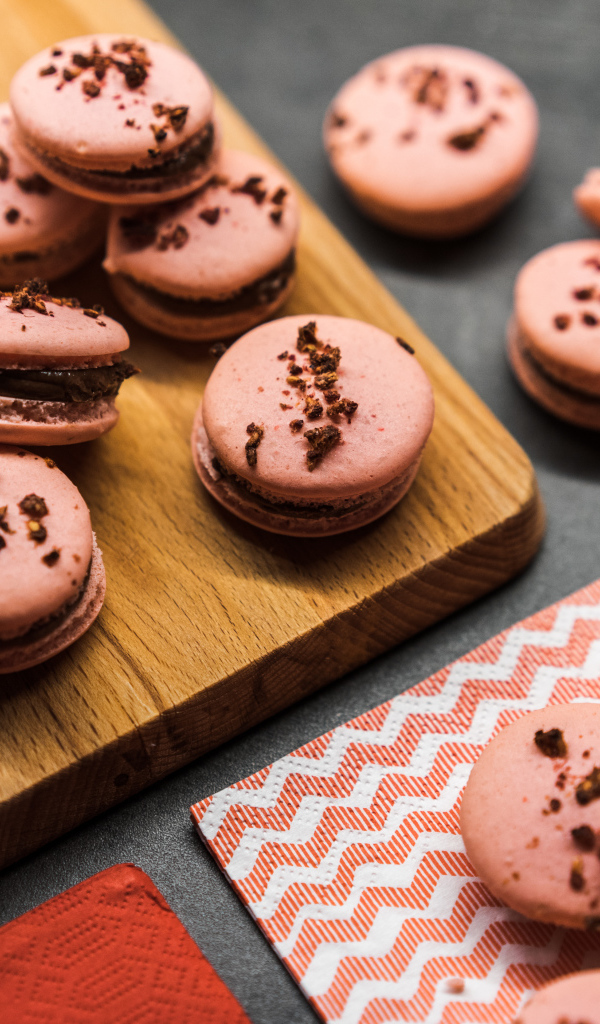 Десерт макарун на деревянной доске