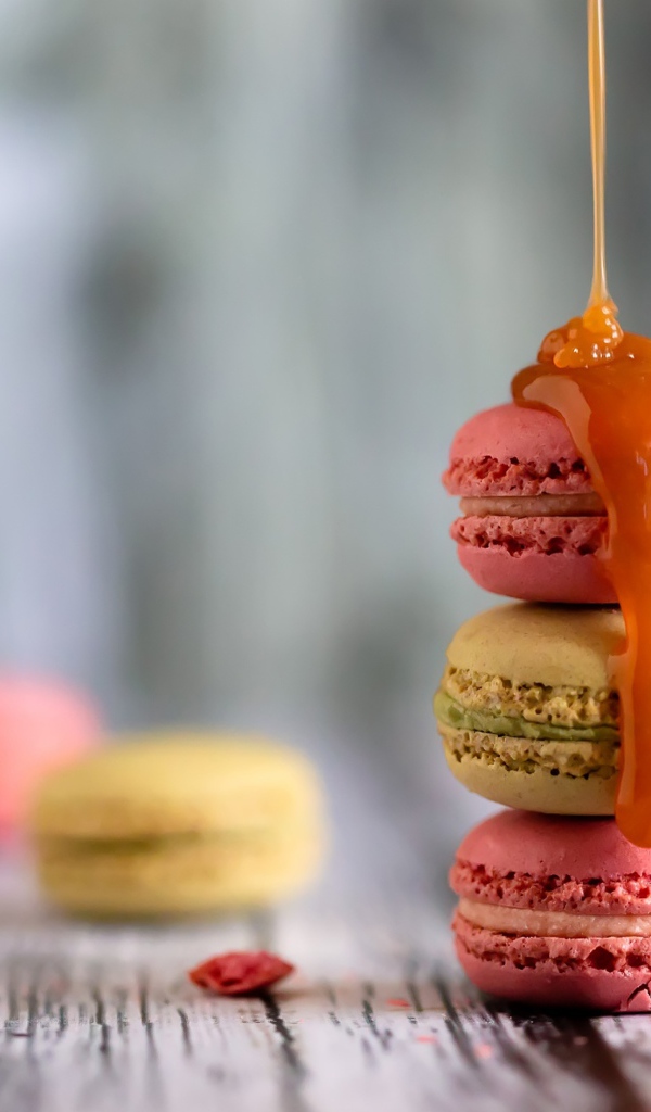 Десерт макарун с карамелью на столе